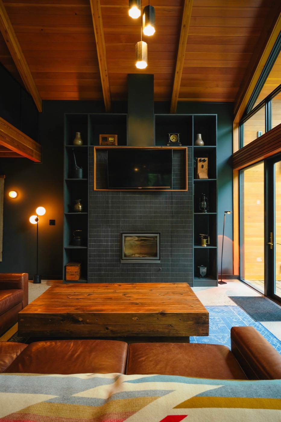 Black Oak Lodge dining area with 14 person custom table